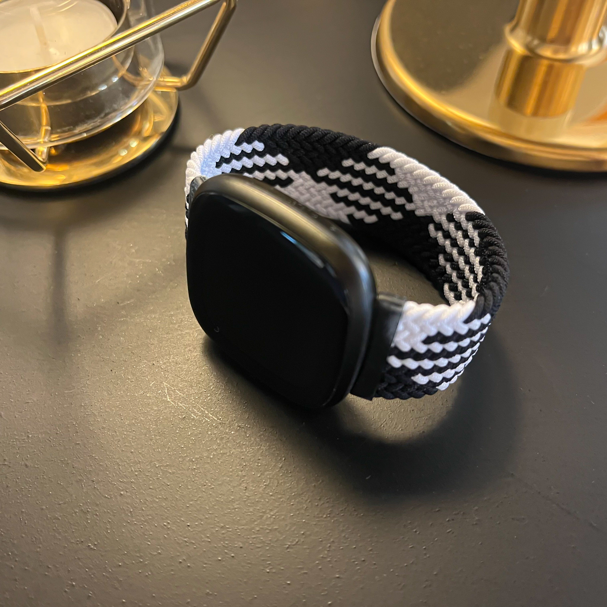 Cinturino Solo intrecciato in nylon per Fitbit Versa 3 / Sense - bianco nero