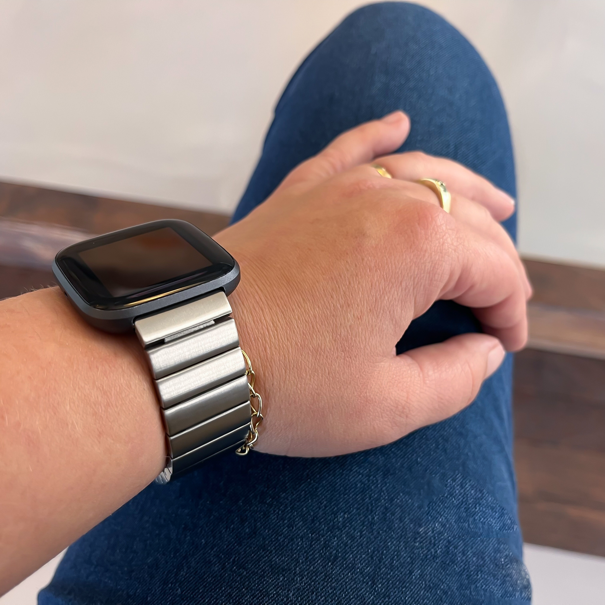 Cinturino a maglie per Fitbit Versa - argento