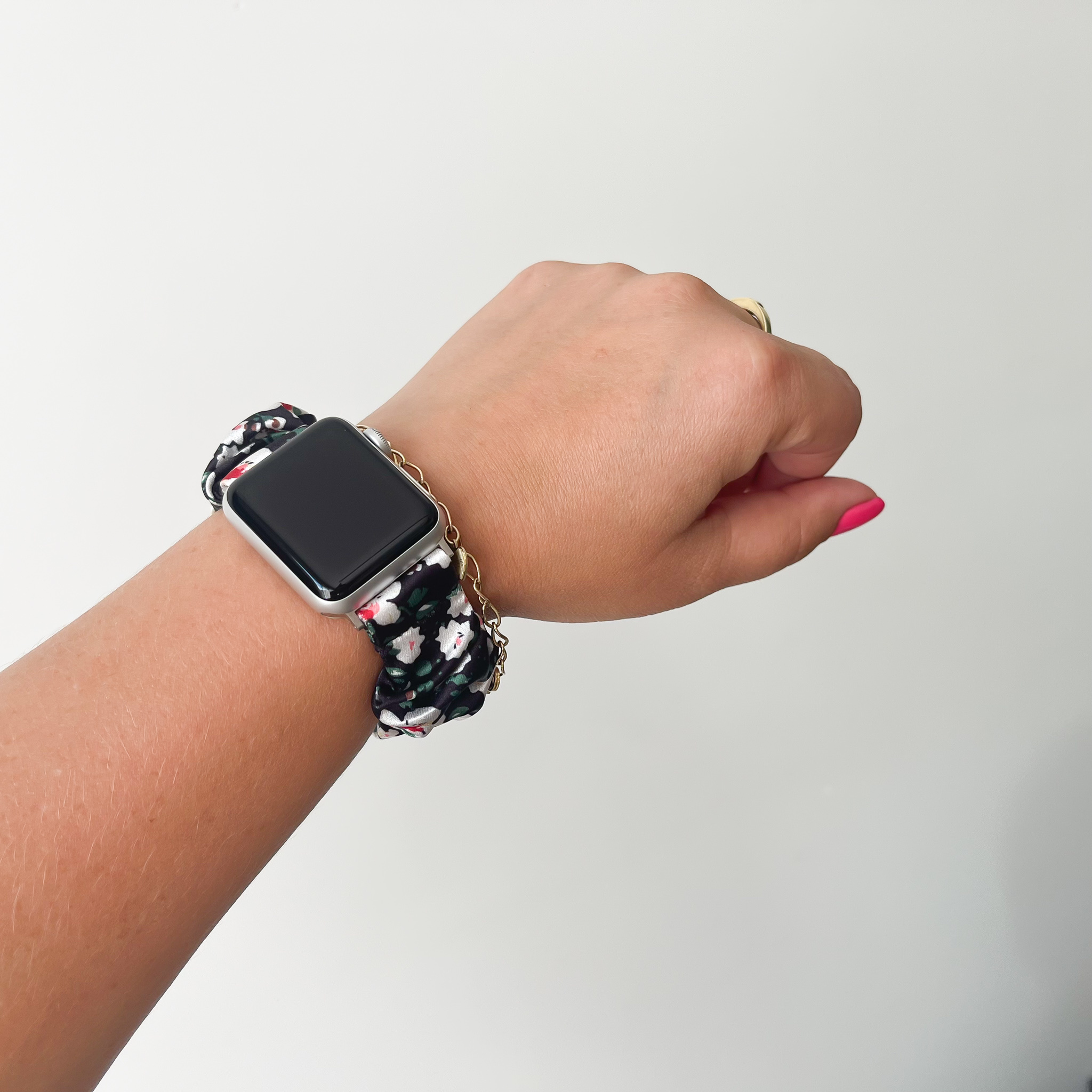 Cinturino elastico in nylon per Apple Watch - nero con fiori bianchi