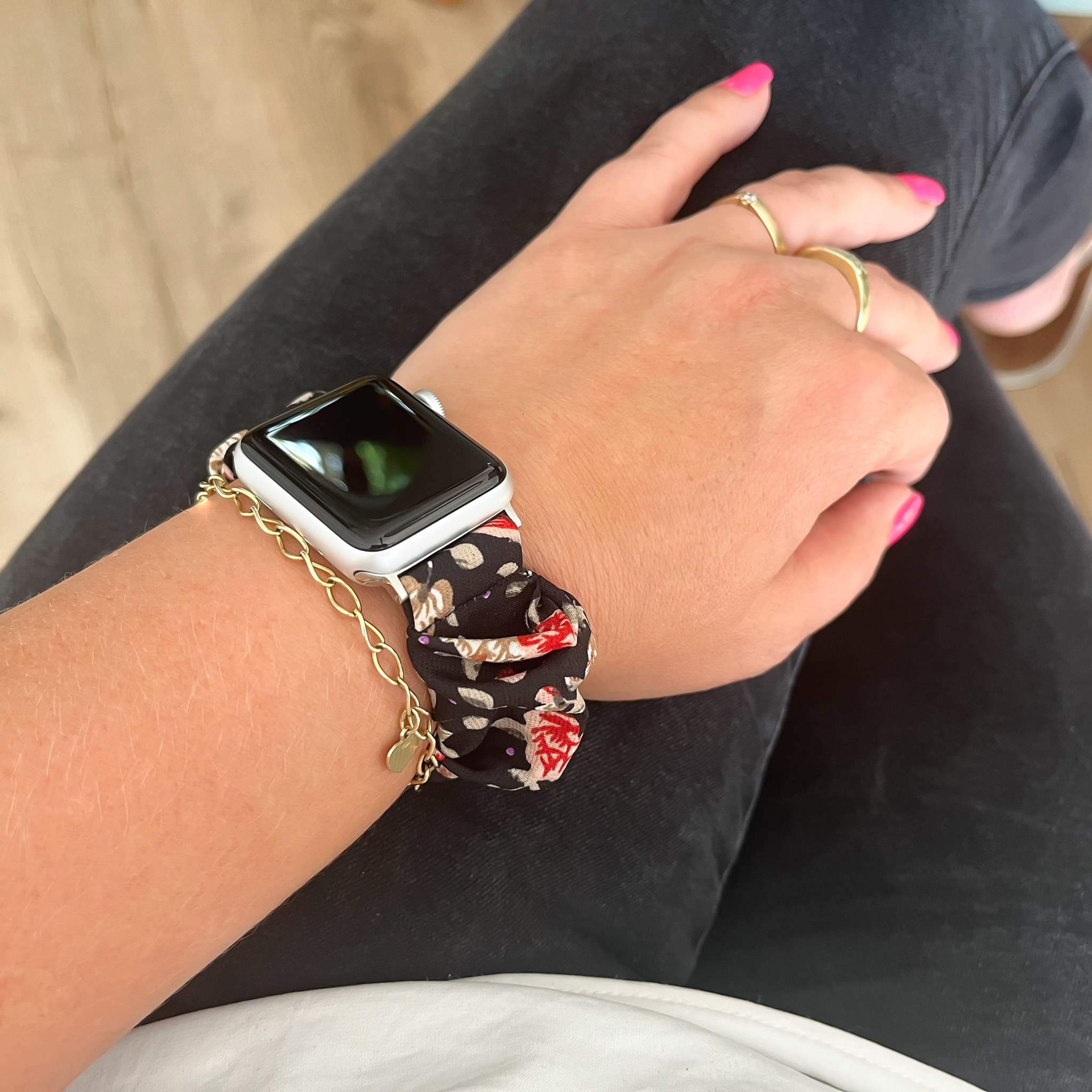 Cinturino elastico in nylon per Apple Watch - nero con fiori