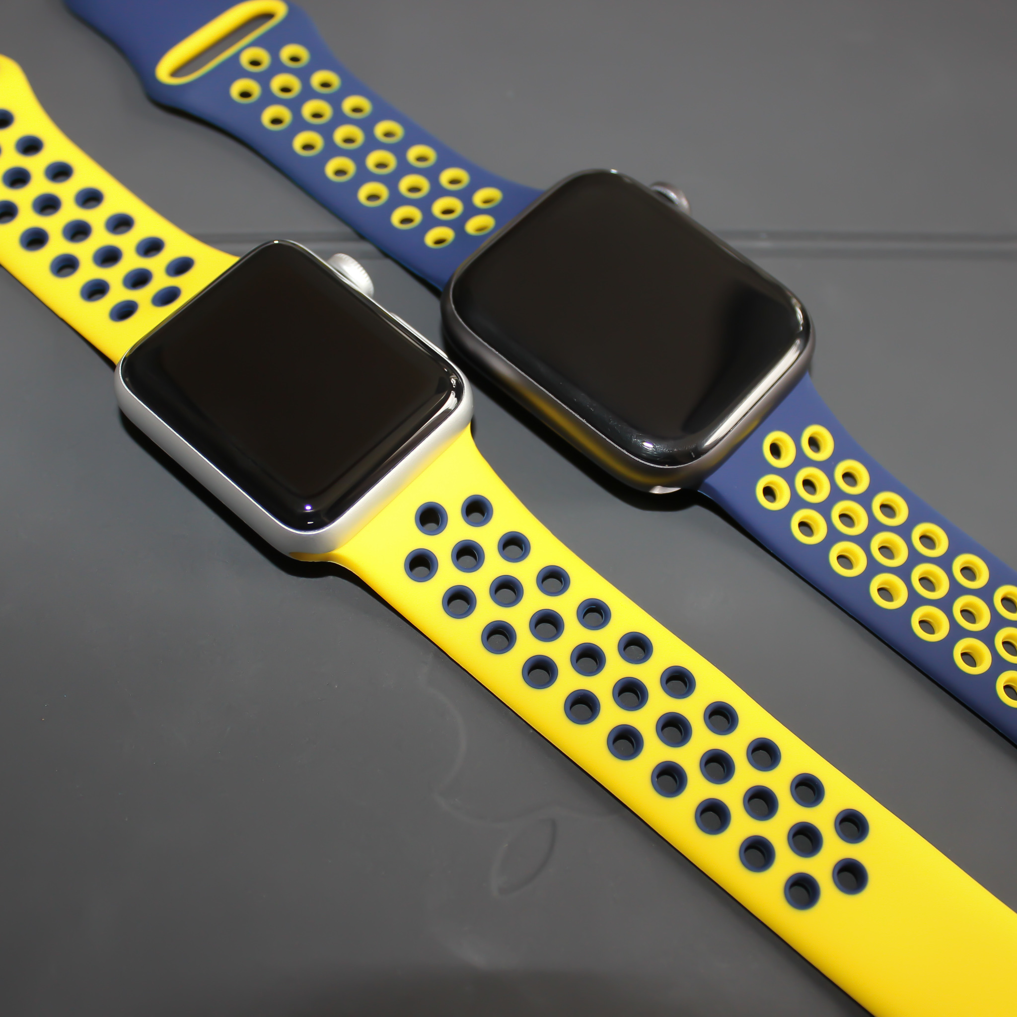 Cinturino doppio sport per Apple Watch - blu scuro giallo
