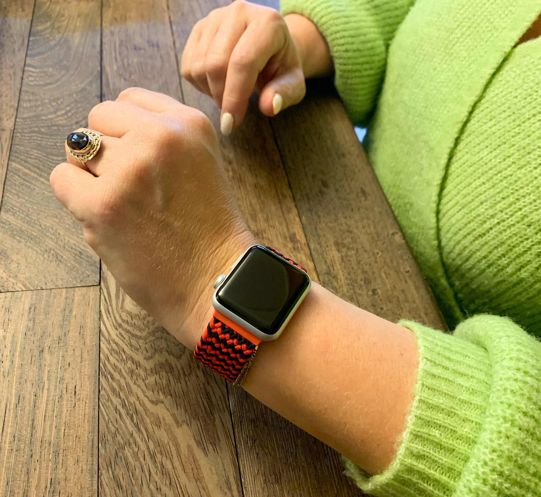 Cinturino Solo intrecciato in nylon per Apple Watch - mix rosso nero