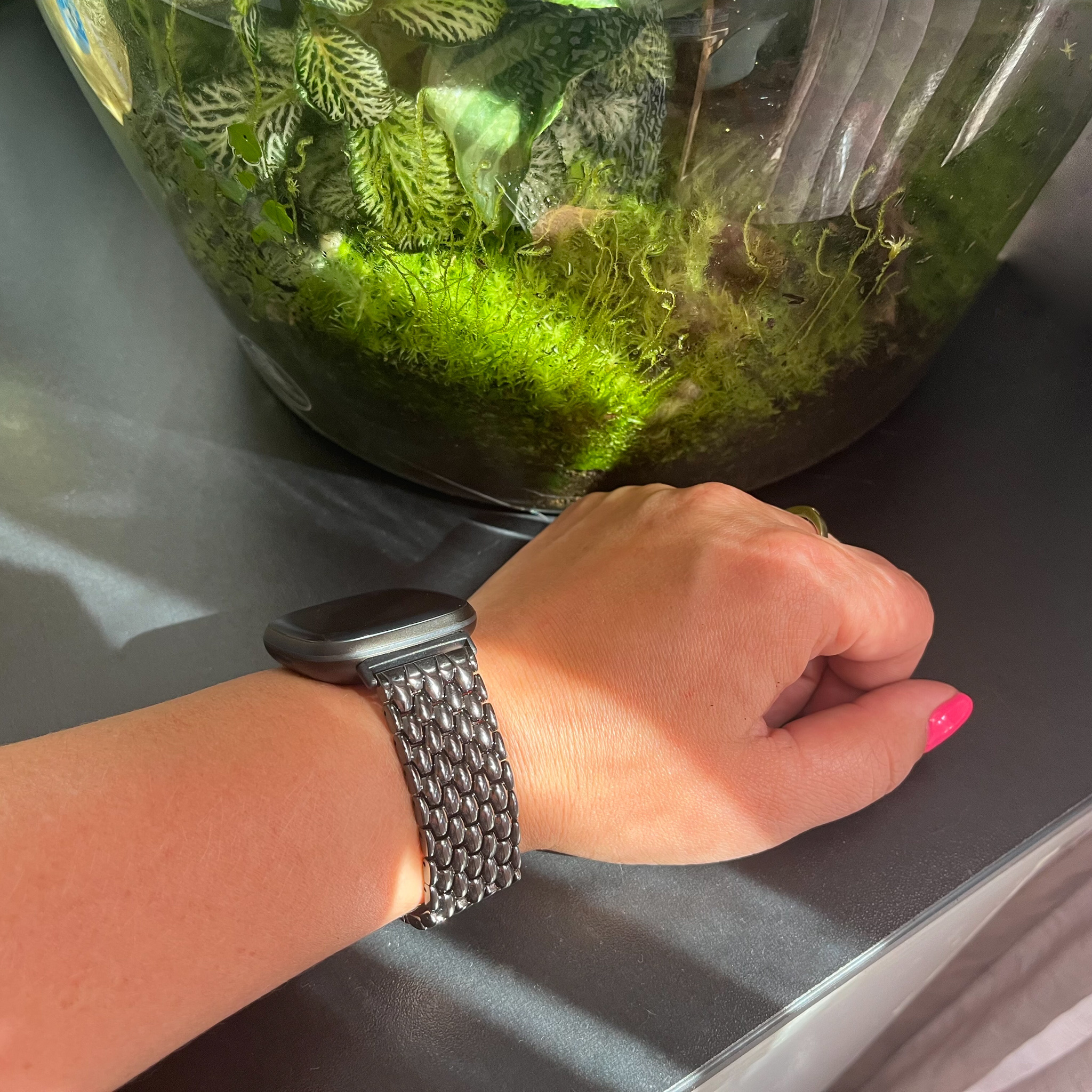 Cinturino a maglie in acciaio con drago per Fitbit Versa 3 / Sense - nero