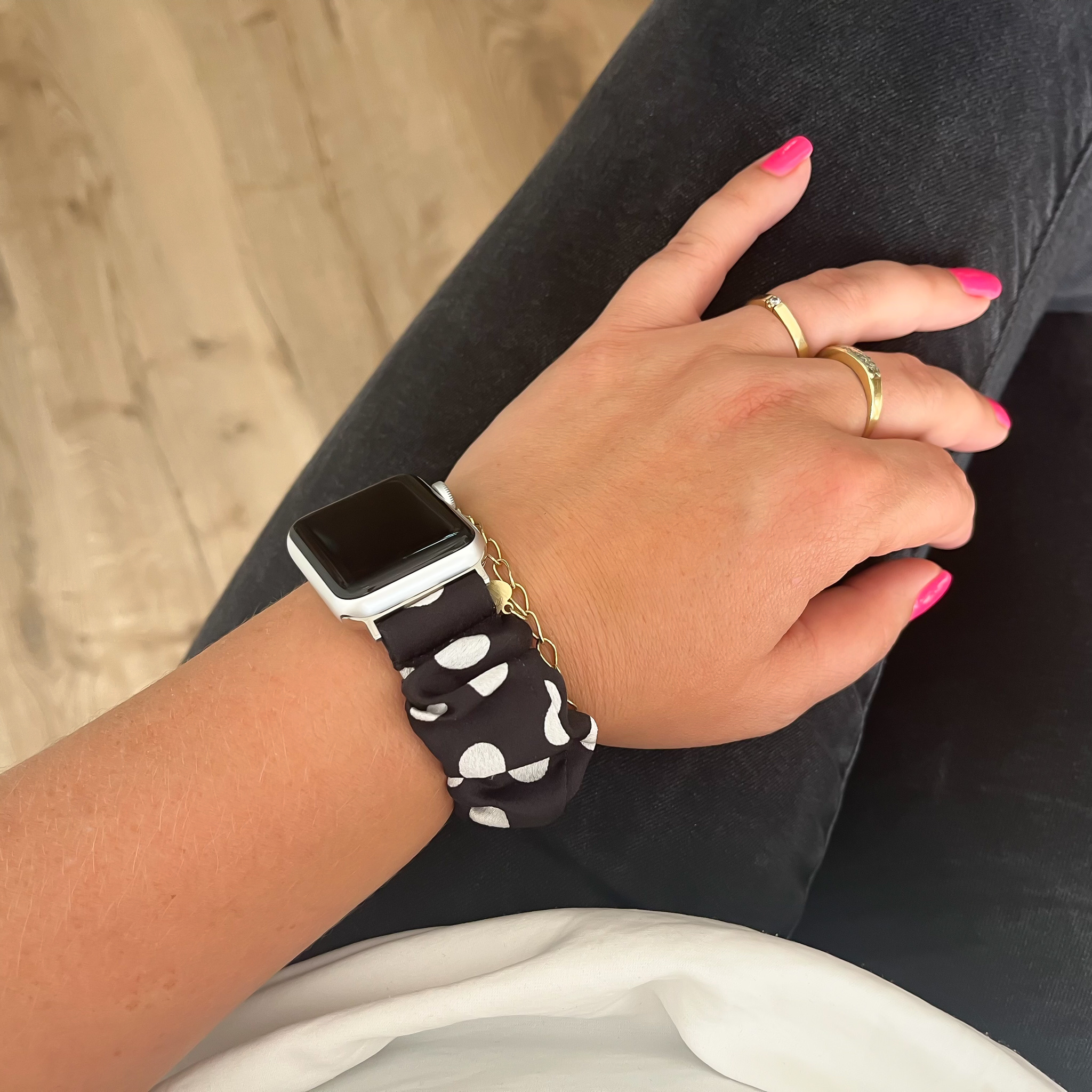 Cinturino elastico in nylon per Apple Watch - nero con pois bianchi