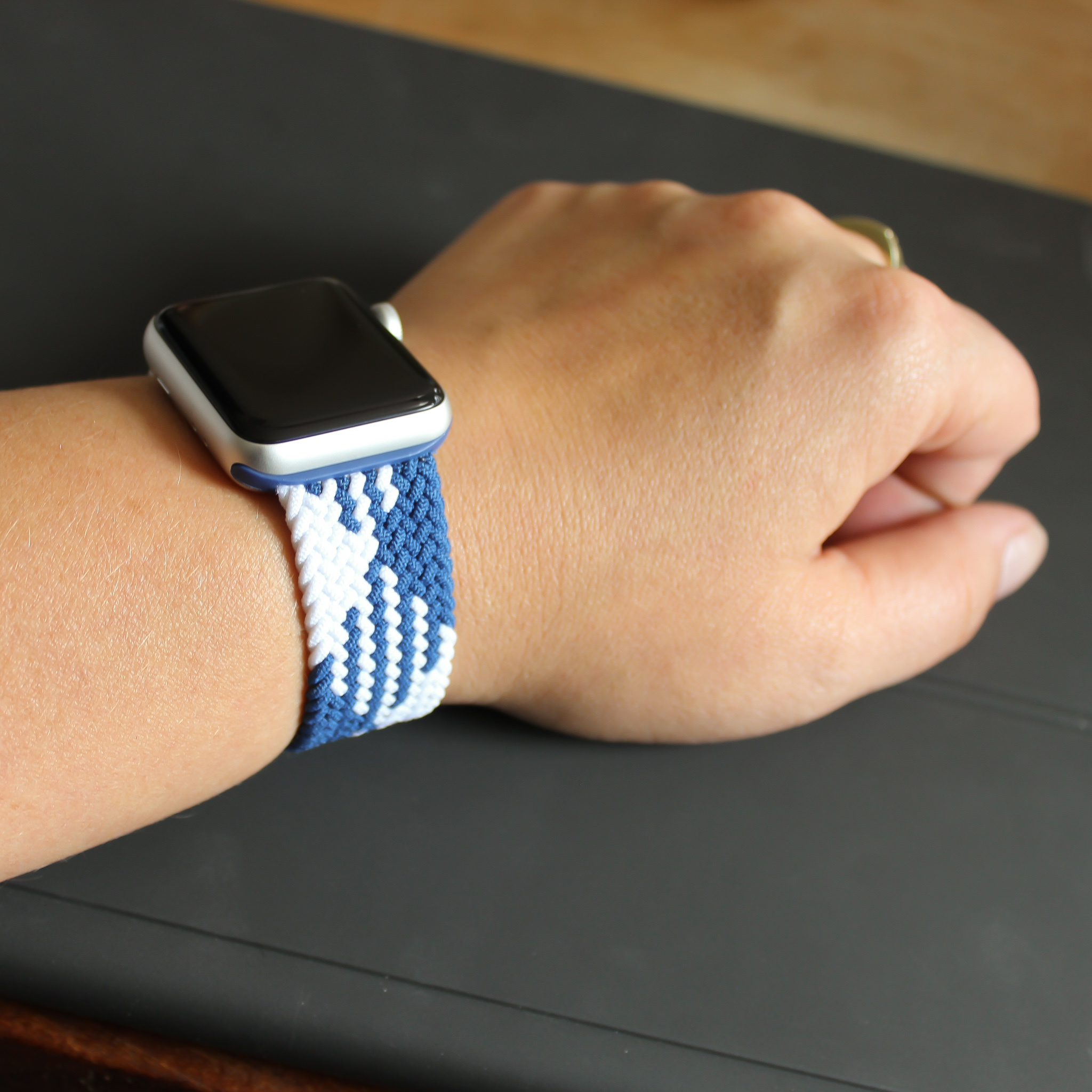 Cinturino Solo intrecciato in nylon per Apple Watch - blu bianco
