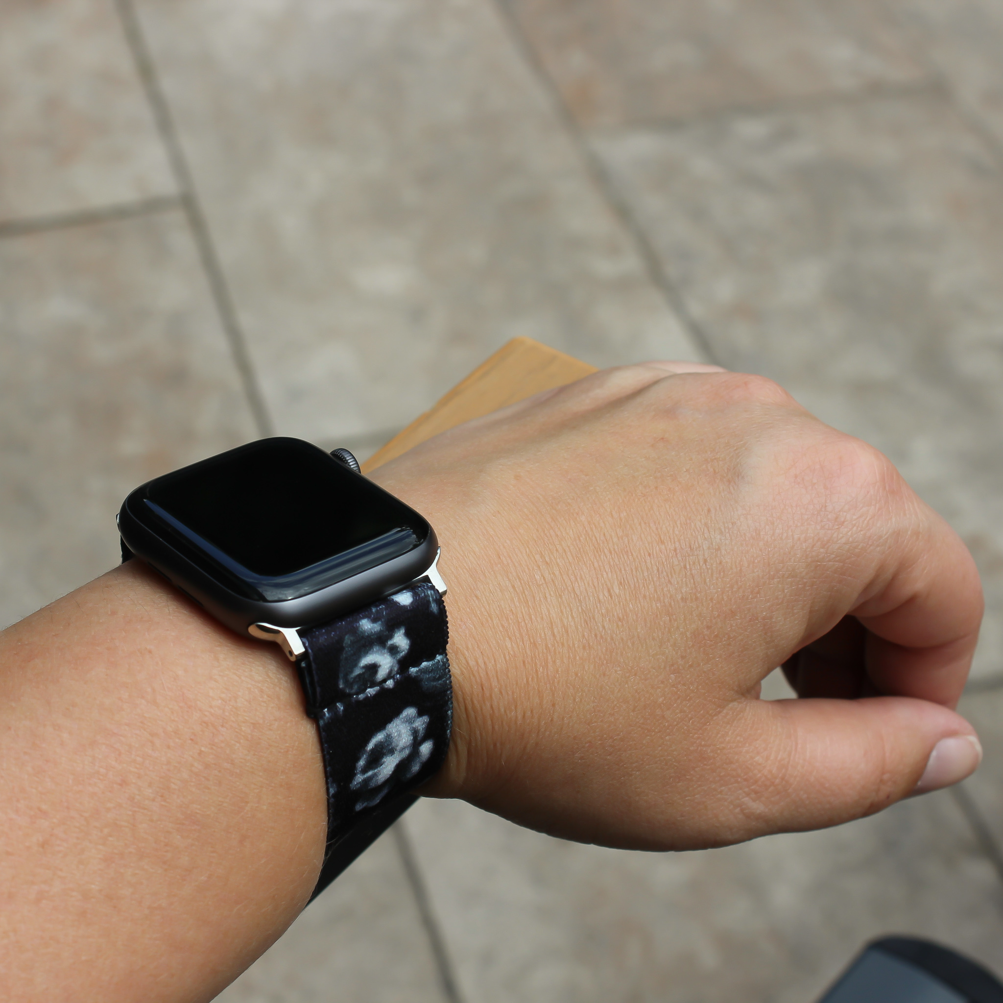 Cinturino in nylon per Apple Watch - fiori neri