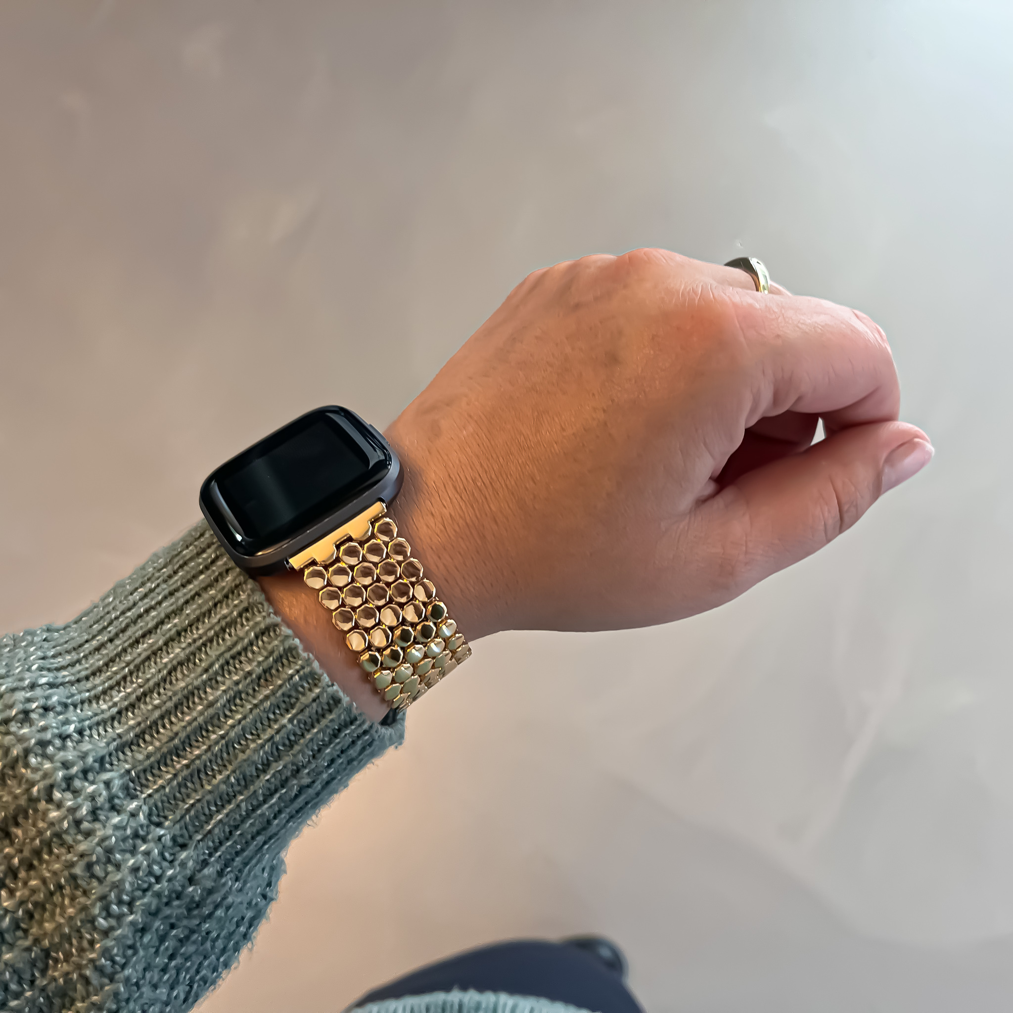 Cinturino a maglie in acciaio a forma di pesce per Fitbit Versa - oro