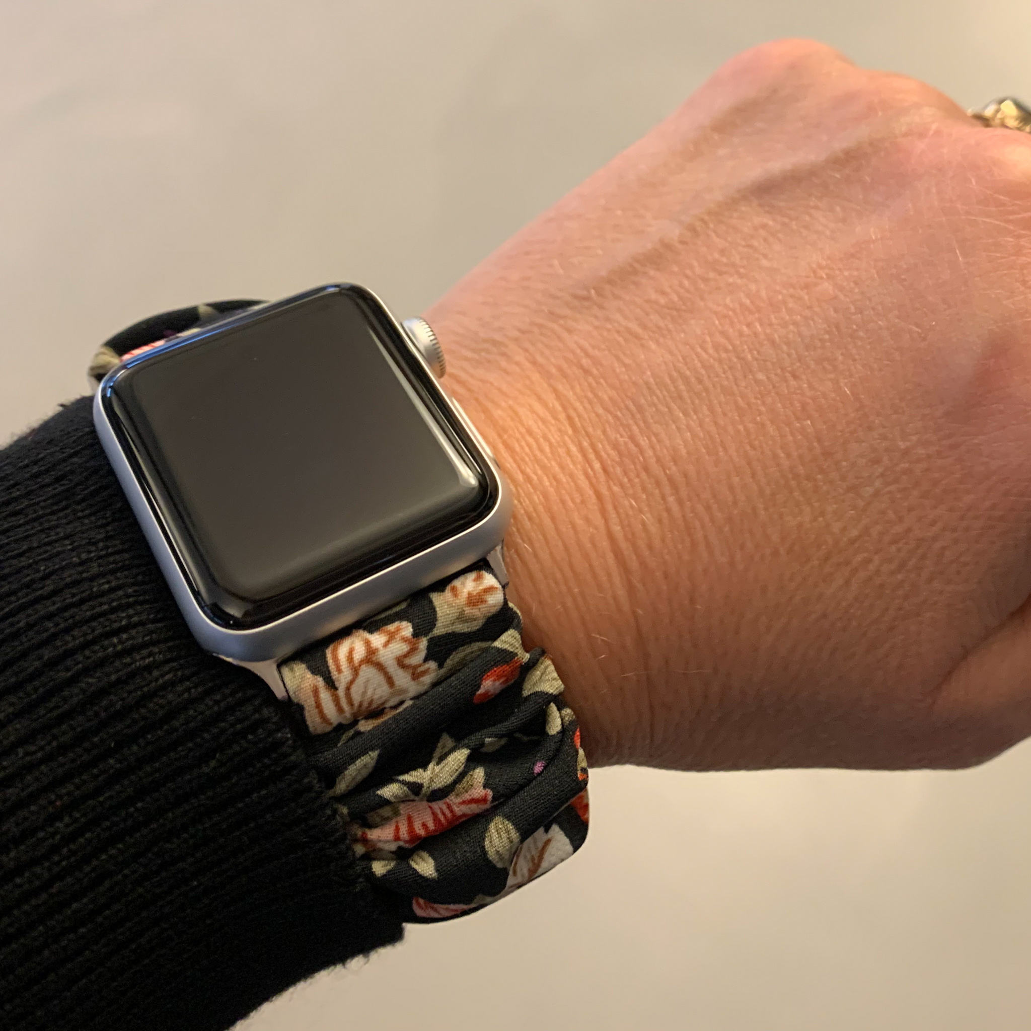 Cinturino elastico in nylon per Apple Watch - nero floreale