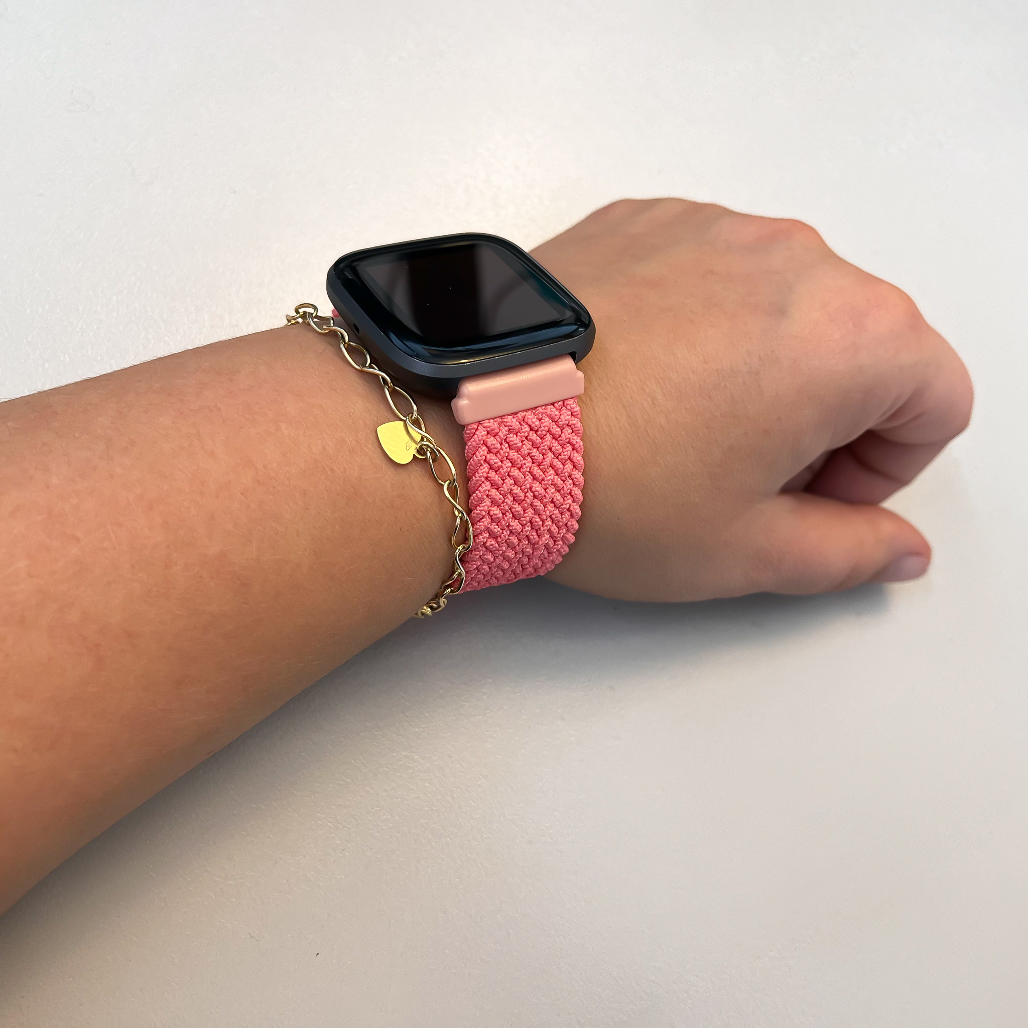 Cinturino Solo intrecciato in nylon per Fitbit Versa - rosa