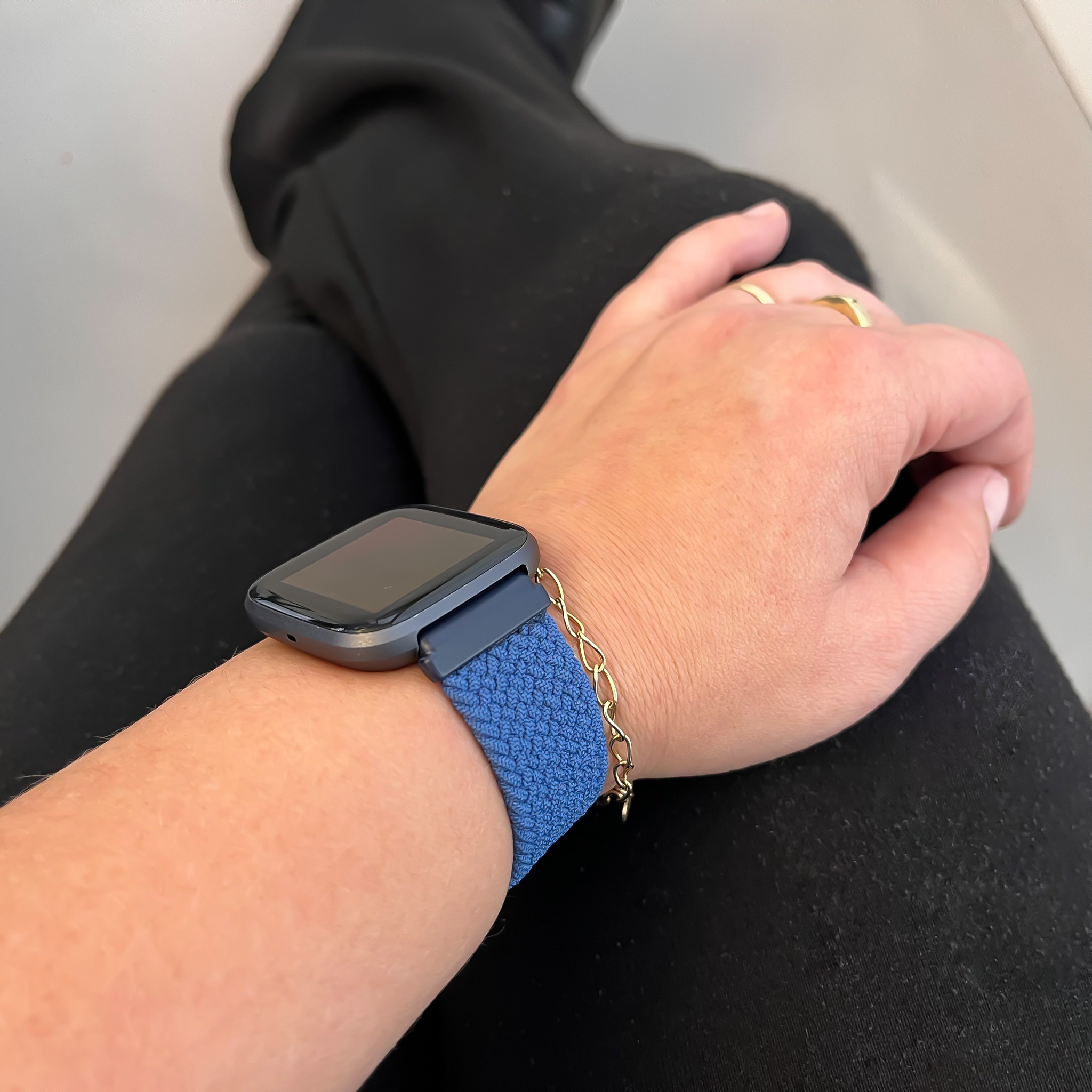 Cinturino Solo intrecciato in nylon per Fitbit Versa - blu atlantico